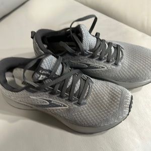 Brooks Size 8 Levitate
